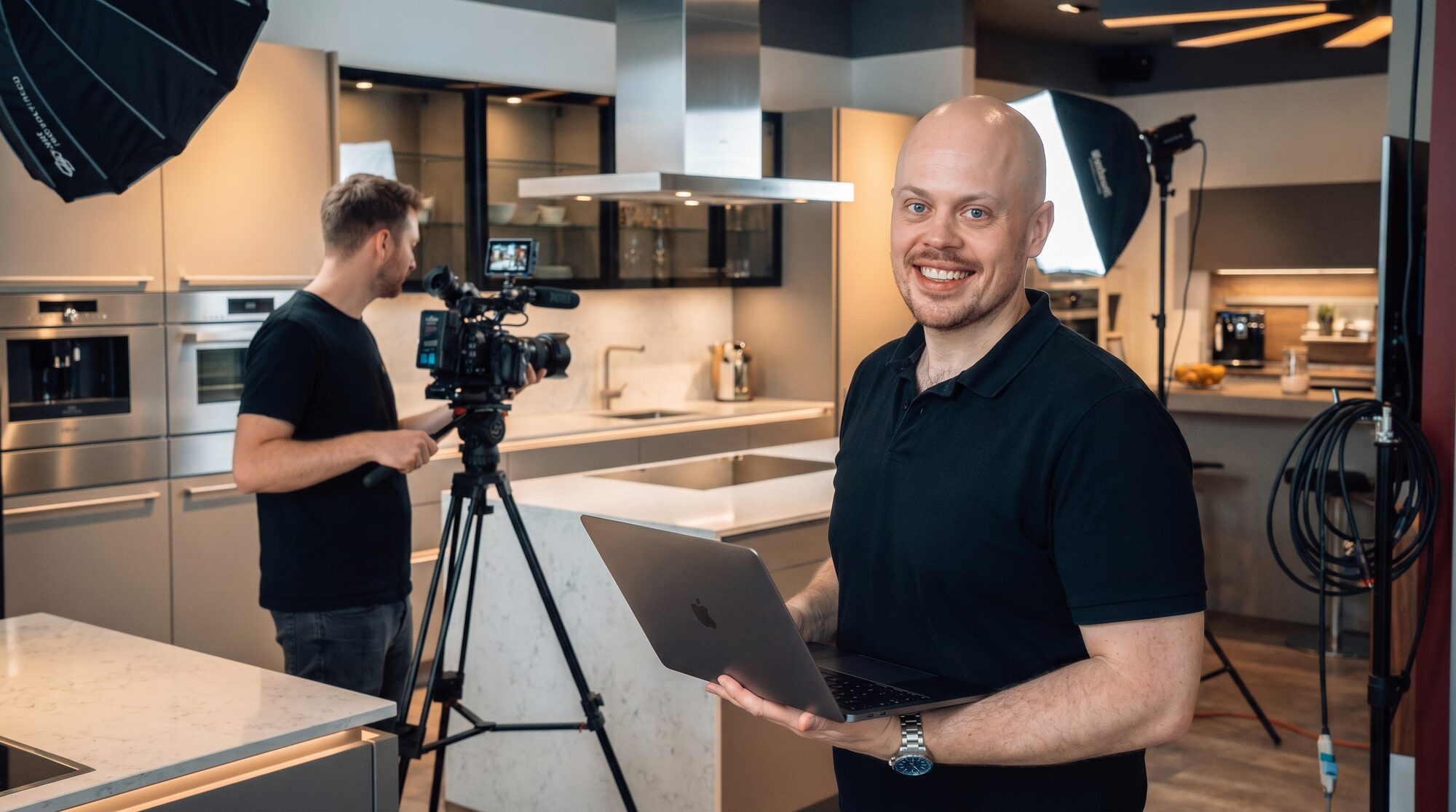 Media Day: Alexander Tauer und Videograf beim Dreh in einem Küchenstudio